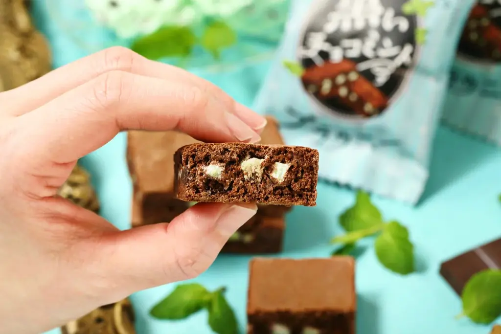 【チョコミン党上級者向け！】メンソールをいれてさらに爽快感がアップした『世にもおいしい黒いチョコミントブラウニー』が新発売！初心者向けでやさしい爽やかさの“白いチョコミントブラウニー”も同時発売！ 画像 3