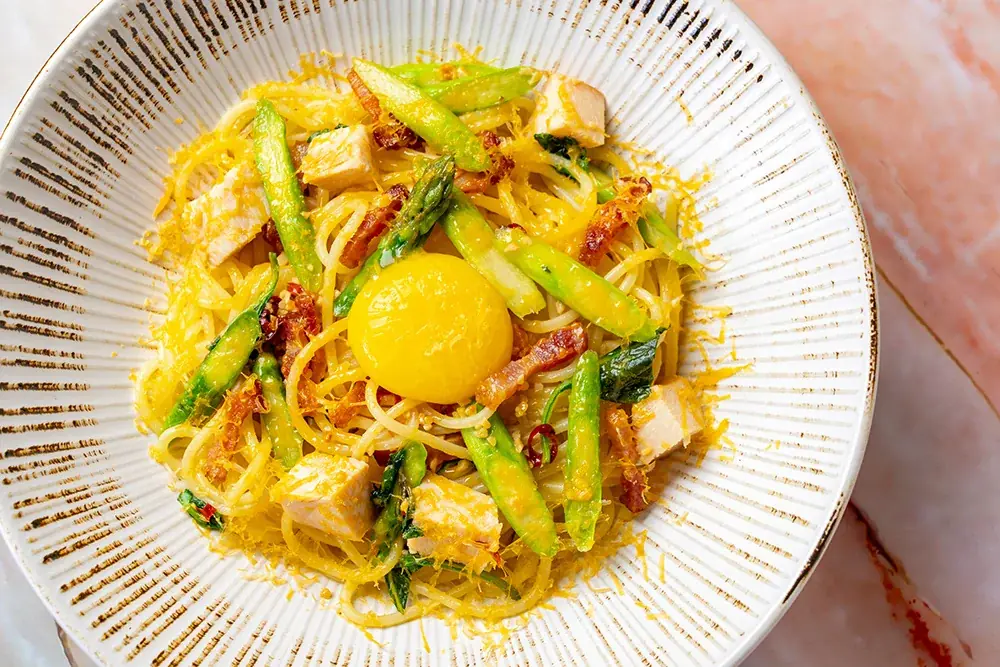 【期間限定】北海道産アスパラを贅沢に！北海道生パスタ専門店「麦と卵」不動の人気No.1メニューが進化。黄金色に輝く新作パスタが4月21日から期間限定登場。ミモレットとバジルが織りなす極上の香りと彩り。 画像 3