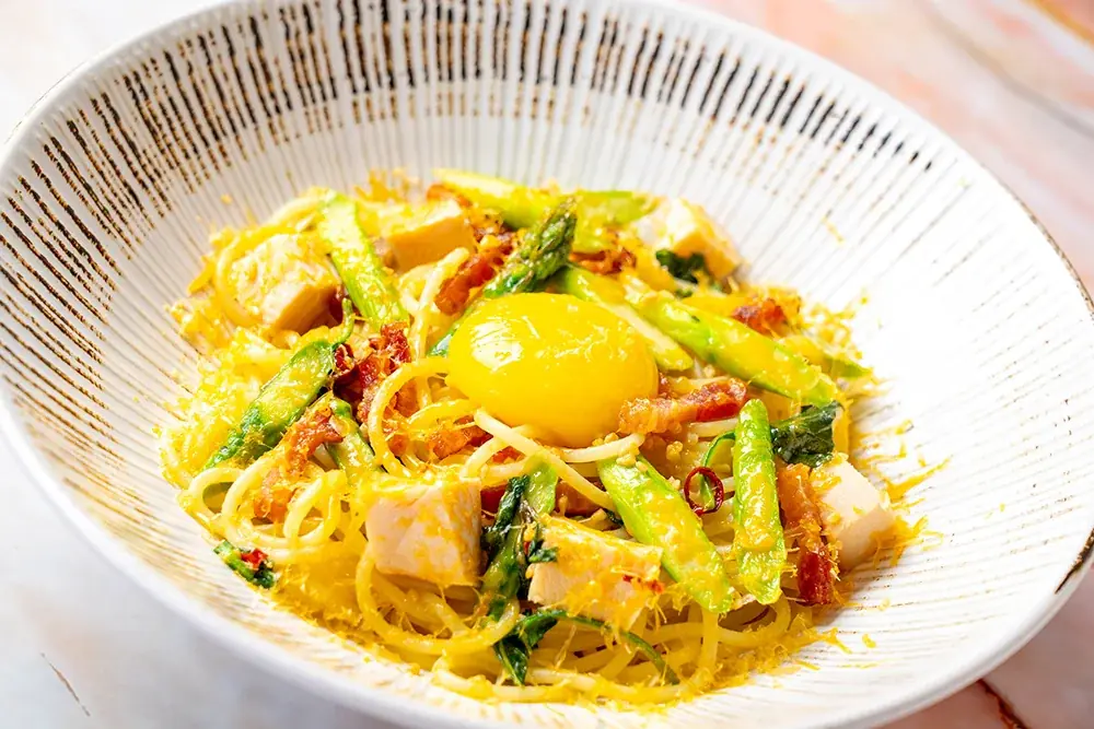 【期間限定】北海道産アスパラを贅沢に！北海道生パスタ専門店「麦と卵」不動の人気No.1メニューが進化。黄金色に輝く新作パスタが4月21日から期間限定登場。ミモレットとバジルが織りなす極上の香りと彩り。 画像 4