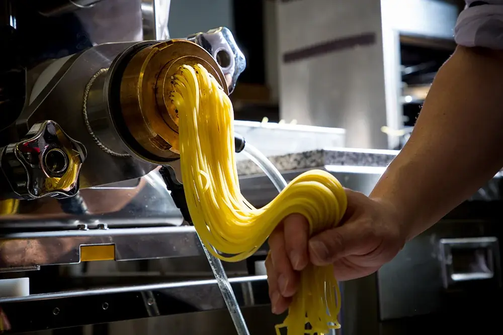【期間限定】北海道産アスパラを贅沢に！北海道生パスタ専門店「麦と卵」不動の人気No.1メニューが進化。黄金色に輝く新作パスタが4月21日から期間限定登場。ミモレットとバジルが織りなす極上の香りと彩り。 画像 6