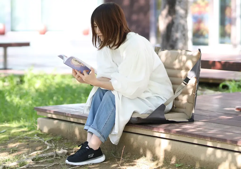 【昨年わずか1ヶ月で完売！】お出かけシーズンの「腰やお尻が痛い…」を解決する救世主！空気でふくらむ極上の特等席 画像 7