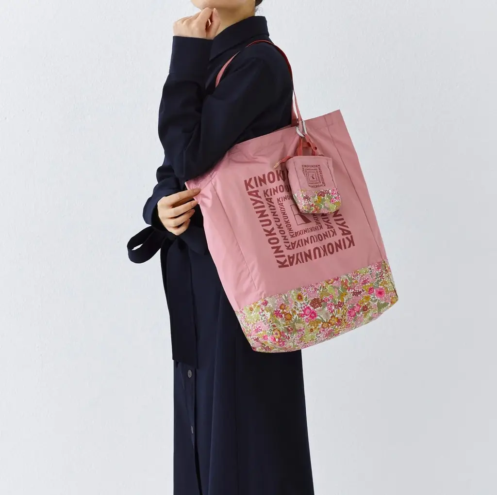 【紀ノ国屋】人気のリバティプリント生地を使用した、小さくまとまるトートバッグが3色展開で新登場！ 画像 2
