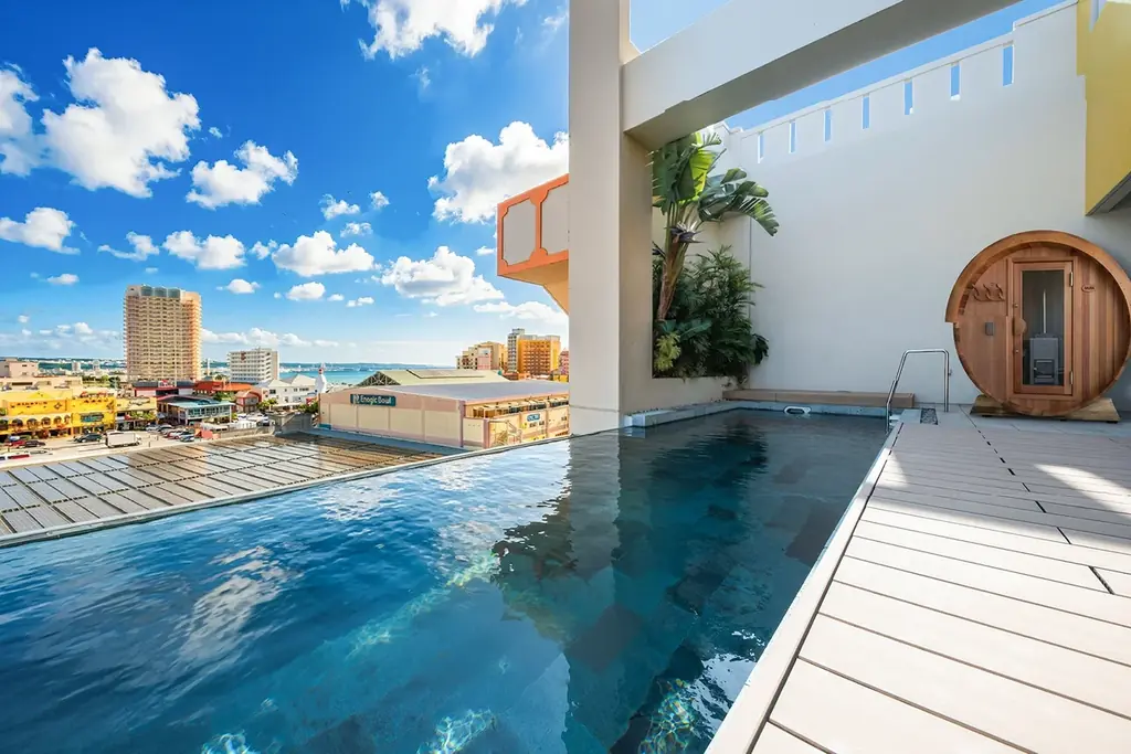 【沖縄リゾート最旬スタイル　「サウナ×プライベート×プール」で心身を解き放つ。ゴールドスイート全室バレルサウナ導入記念　2026年4月21日よりお得な宿泊プランが登場】 画像 1