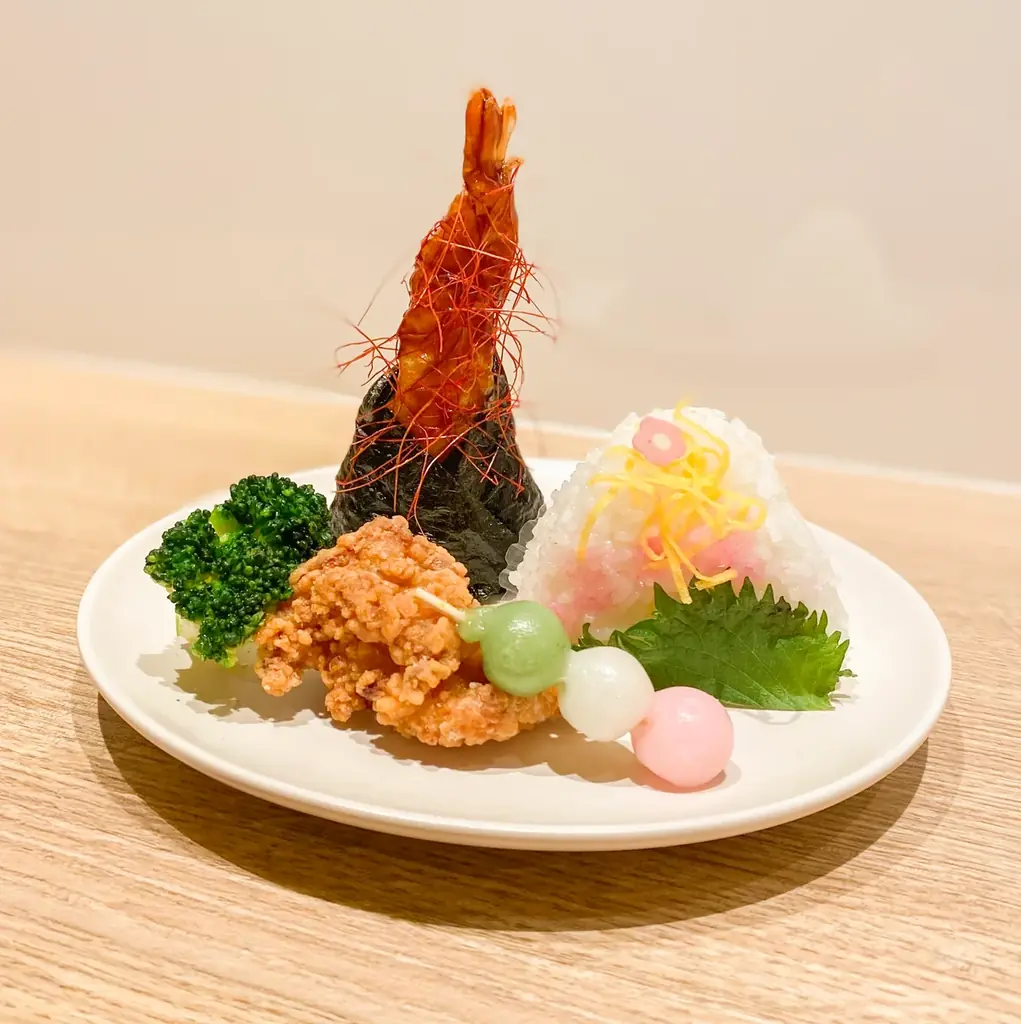 【中部国際空港セントレア×4人組人気バンド「緑黄色社会」初コラボ！】空港限定ステッカー＆特別コラボメニューが登場！！〈期間〉 4月23日（木）〜30日（木）まで 画像 4