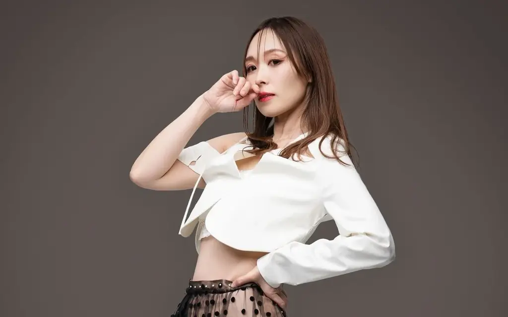 愛内里菜×チケットペイ コラボで直筆サイン色紙プレゼント