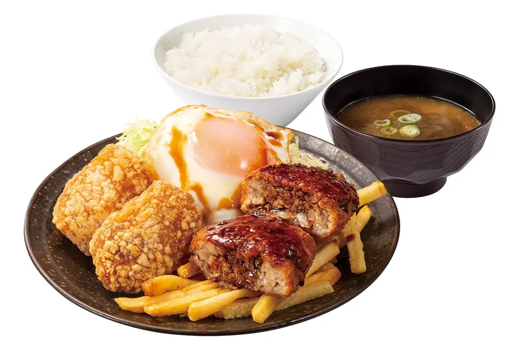 本気の手仕込み。ボリューム満点「豚メンチからあげ盛り」が期間限定でからやまに登場！噛んだ瞬間にあふれるジューシーな肉汁をお楽しみください。 画像 2