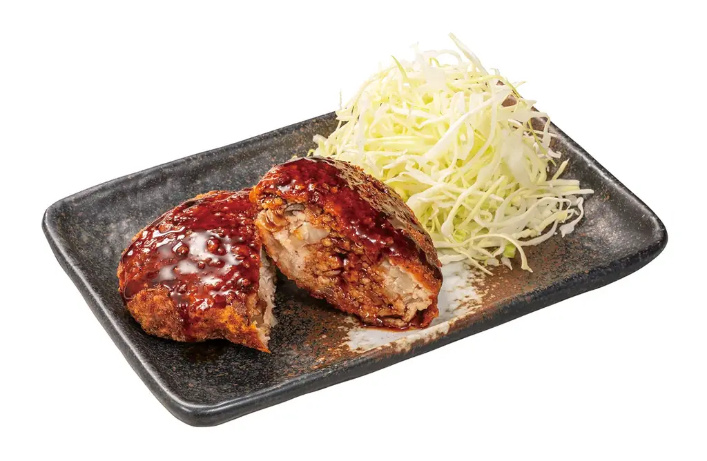 本気の手仕込み。ボリューム満点「豚メンチからあげ盛り」が期間限定でからやまに登場！噛んだ瞬間にあふれるジューシーな肉汁をお楽しみください。 画像 3