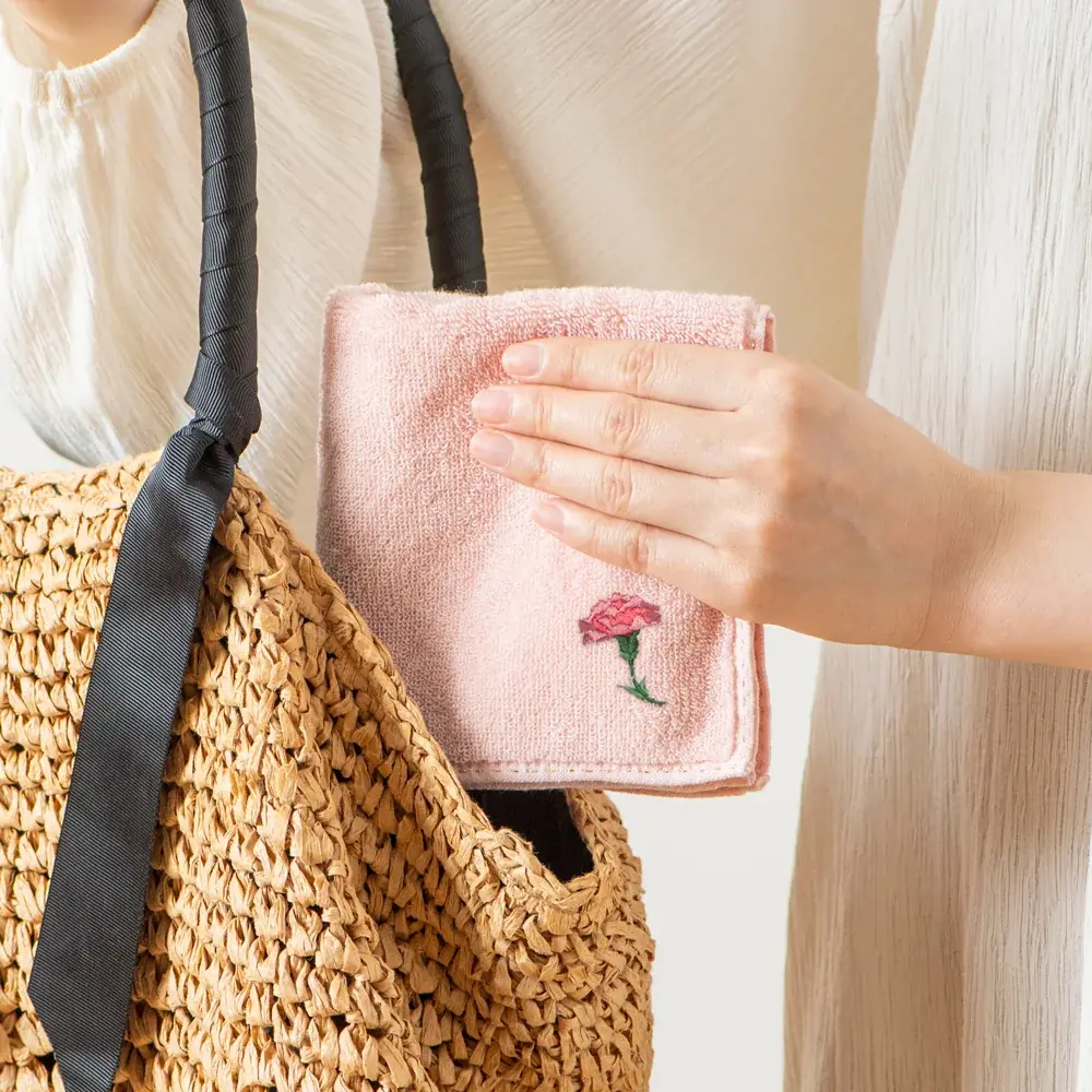 大好きなお母さんへ、心温まる「ありがとう」を。母の日ギフトに最適な、限定刺繍入りハンカチや上質な木箱入りタオルを発売 画像 3