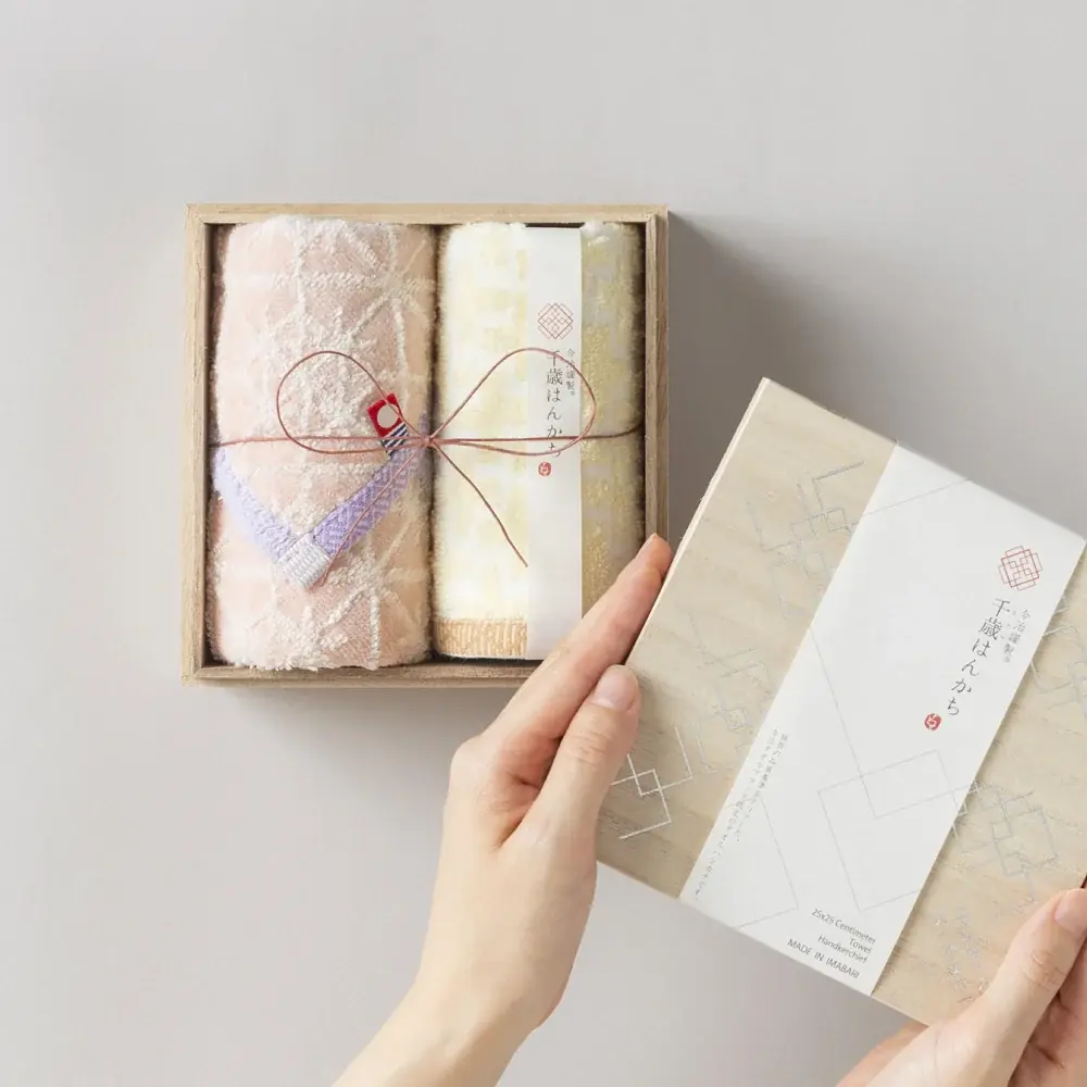 大好きなお母さんへ、心温まる「ありがとう」を。母の日ギフトに最適な、限定刺繍入りハンカチや上質な木箱入りタオルを発売 画像 5