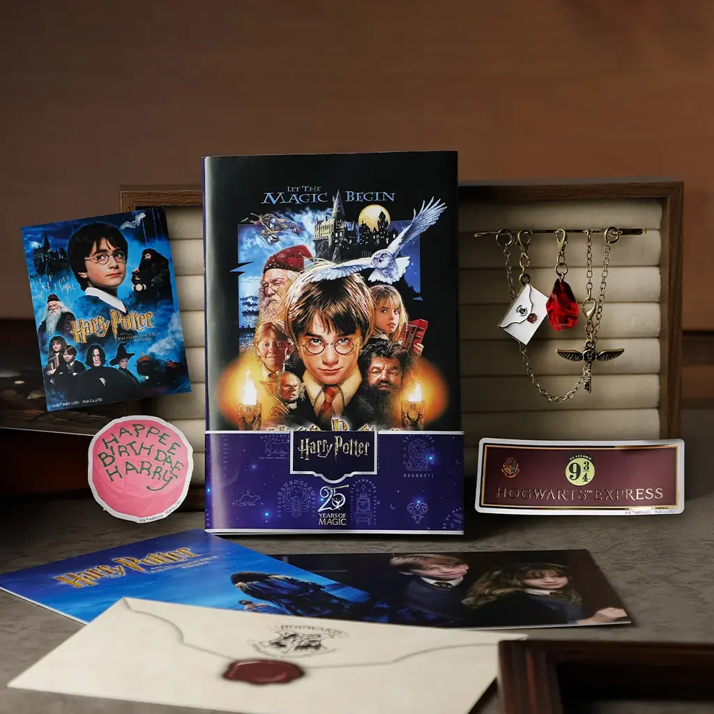 2026年4月25日(土)より「ハリー・ポッター　マホウドコロ」にて、ハリー・ポッター25周年を記念した、セレブレーションイヤーをお祝いするブローチやポストカード、ステッカーの新商品を順次販売！ 画像 1