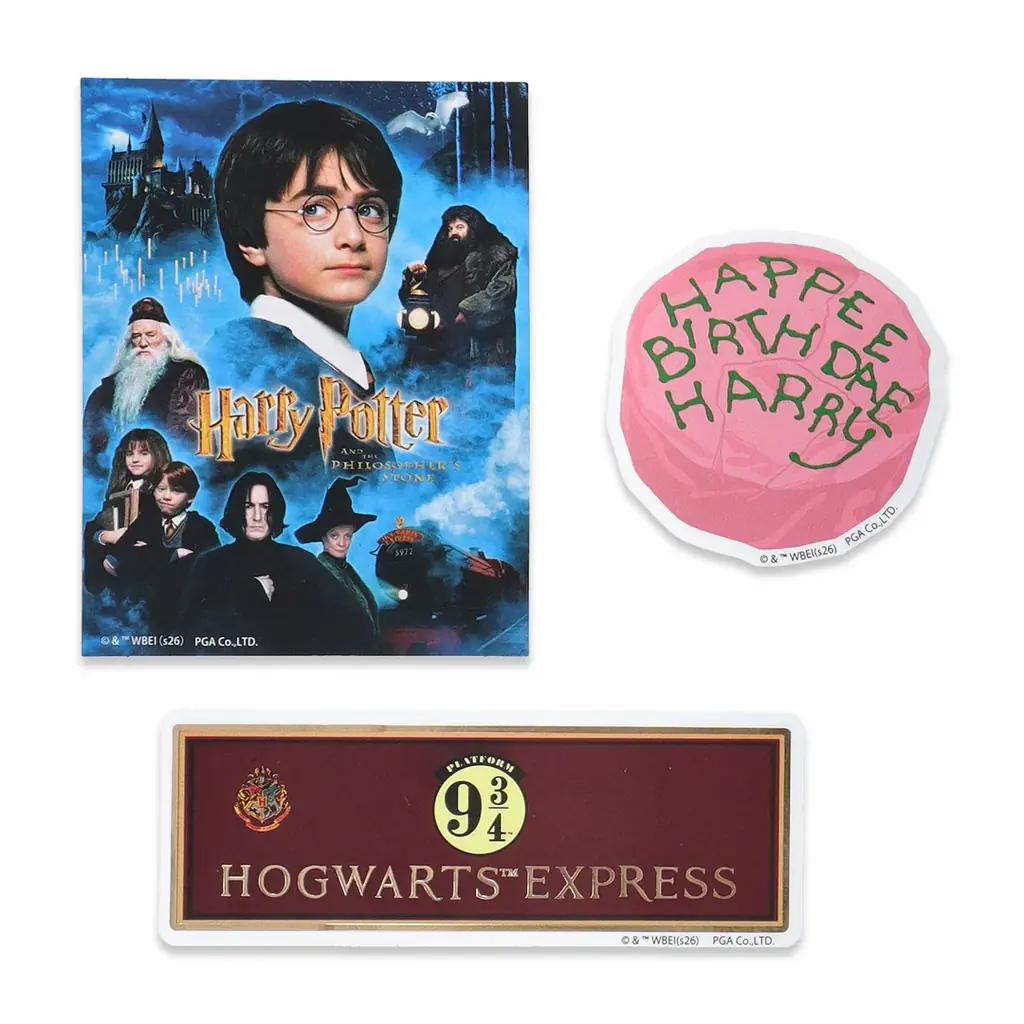 2026年4月25日(土)より「ハリー・ポッター　マホウドコロ」にて、ハリー・ポッター25周年を記念した、セレブレーションイヤーをお祝いするブローチやポストカード、ステッカーの新商品を順次販売！ 画像 11