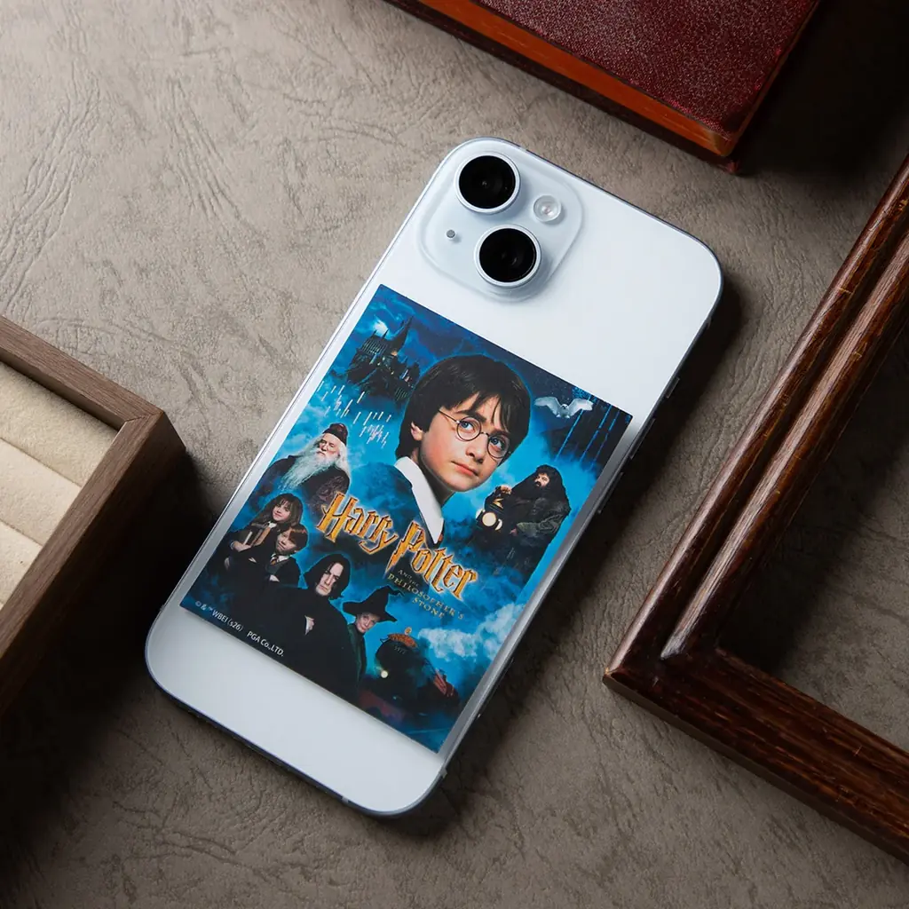 2026年4月25日(土)より「ハリー・ポッター　マホウドコロ」にて、ハリー・ポッター25周年を記念した、セレブレーションイヤーをお祝いするブローチやポストカード、ステッカーの新商品を順次販売！ 画像 12