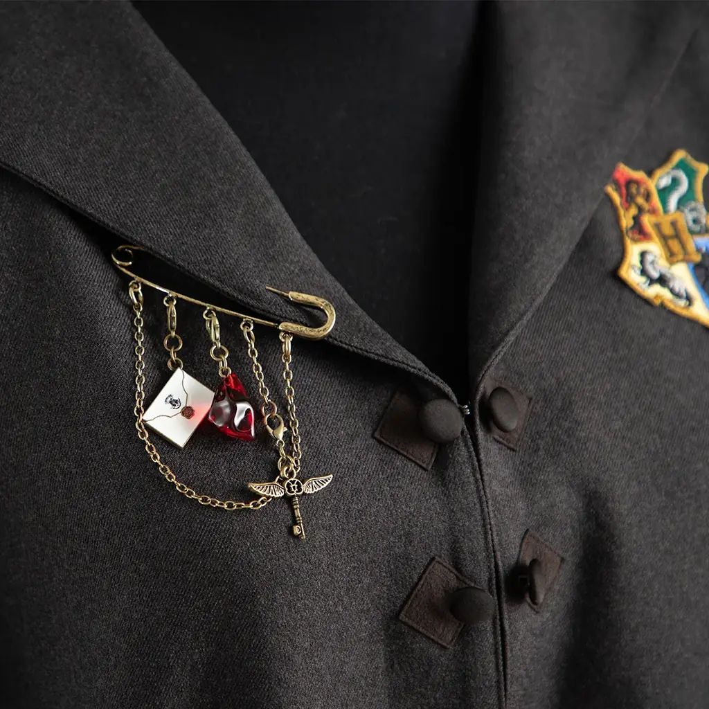 2026年4月25日(土)より「ハリー・ポッター　マホウドコロ」にて、ハリー・ポッター25周年を記念した、セレブレーションイヤーをお祝いするブローチやポストカード、ステッカーの新商品を順次販売！ 画像 3