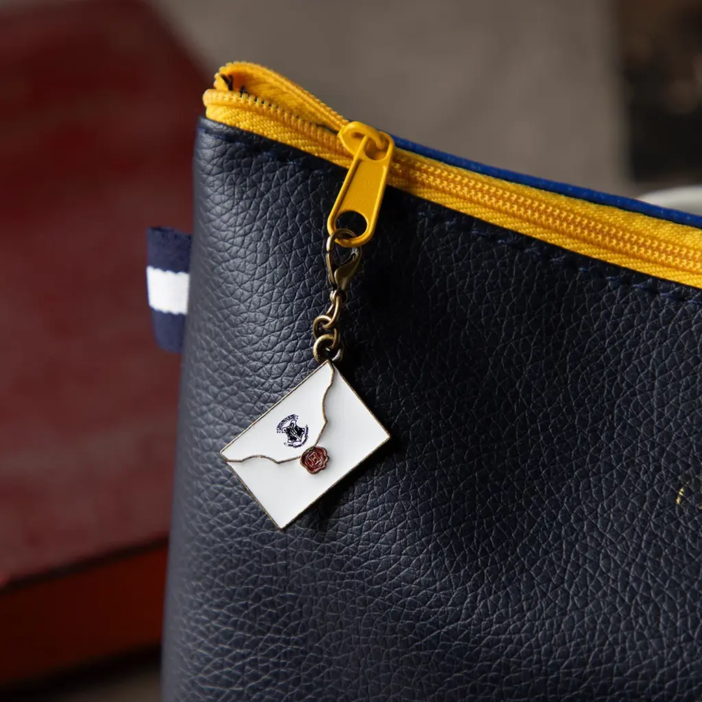 2026年4月25日(土)より「ハリー・ポッター　マホウドコロ」にて、ハリー・ポッター25周年を記念した、セレブレーションイヤーをお祝いするブローチやポストカード、ステッカーの新商品を順次販売！ 画像 4