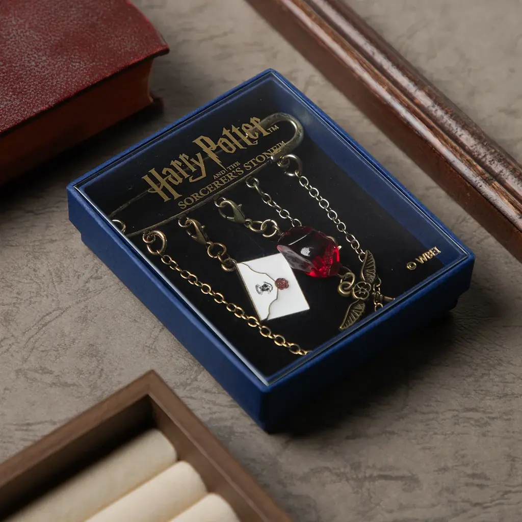 2026年4月25日(土)より「ハリー・ポッター　マホウドコロ」にて、ハリー・ポッター25周年を記念した、セレブレーションイヤーをお祝いするブローチやポストカード、ステッカーの新商品を順次販売！ 画像 5