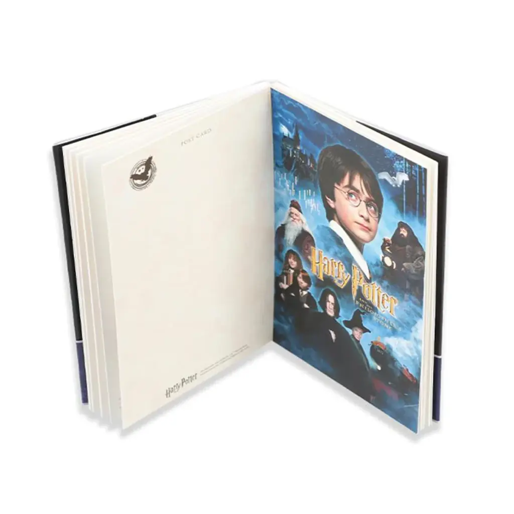 2026年4月25日(土)より「ハリー・ポッター　マホウドコロ」にて、ハリー・ポッター25周年を記念した、セレブレーションイヤーをお祝いするブローチやポストカード、ステッカーの新商品を順次販売！ 画像 7