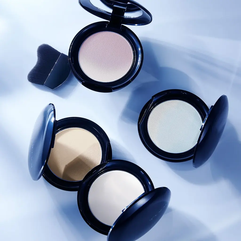 KATE「月夜の海月」からくずれにくい美容液リキッドファンデーション登場。乾燥もテカリも制する“新種”のジュレで、うるおいとどめ、１日中生ツヤ続く。 画像 12