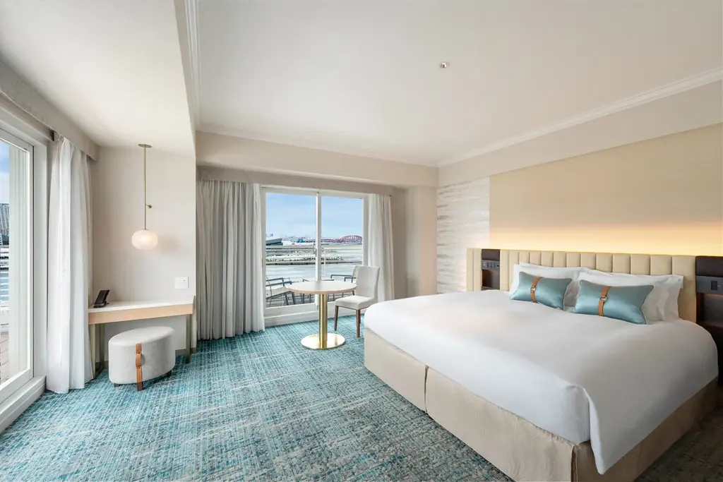 【神戸メリケンパークオリエンタルホテル】神戸初！幻想的な都市型水族館「átoa」で花束サプライズ　大切な人との記念日を彩る“アニバーサリーステイプラン”販売 画像 3