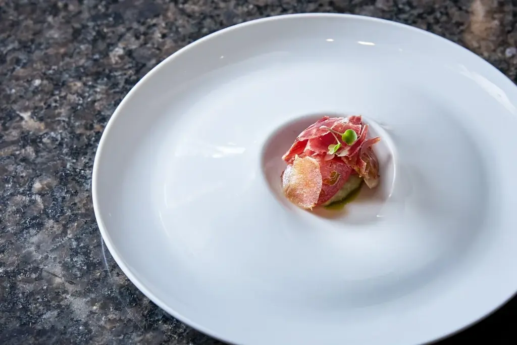 【名古屋】＜開業10周年＞旨みたっぷりの“イサキ”や濃厚な甘味が特徴の“シマアジ”。デザートは瑞々しい桃パフェを堪能！「五感で楽しむ初夏の特別コース」販売 画像 2