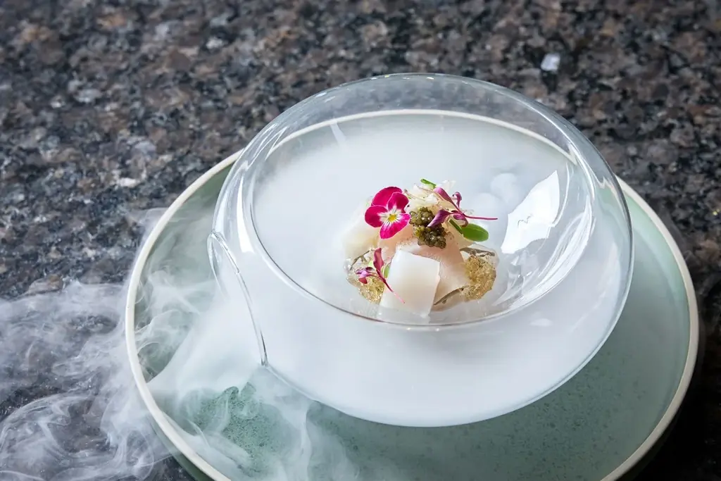 【名古屋】＜開業10周年＞旨みたっぷりの“イサキ”や濃厚な甘味が特徴の“シマアジ”。デザートは瑞々しい桃パフェを堪能！「五感で楽しむ初夏の特別コース」販売 画像 3