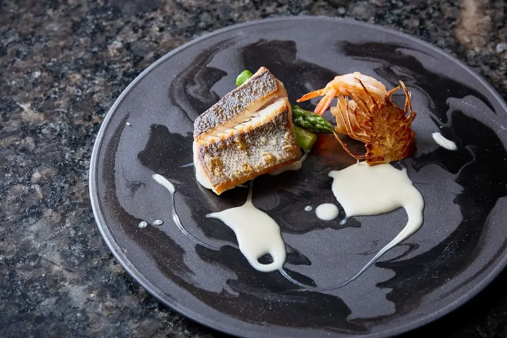 【名古屋】＜開業10周年＞旨みたっぷりの“イサキ”や濃厚な甘味が特徴の“シマアジ”。デザートは瑞々しい桃パフェを堪能！「五感で楽しむ初夏の特別コース」販売 画像 4