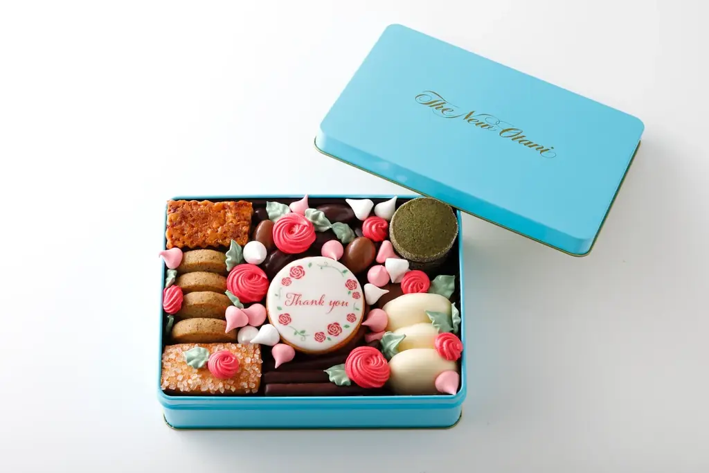 3万輪の赤薔薇をひと箱に。心華やぐ、母の日限定クッキー缶誕生！ 画像 1