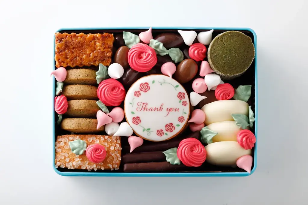 3万輪の赤薔薇をひと箱に。心華やぐ、母の日限定クッキー缶誕生！ 画像 2