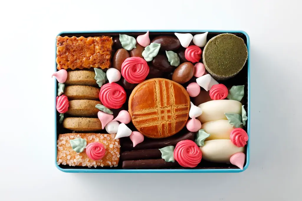 3万輪の赤薔薇をひと箱に。心華やぐ、母の日限定クッキー缶誕生！ 画像 5