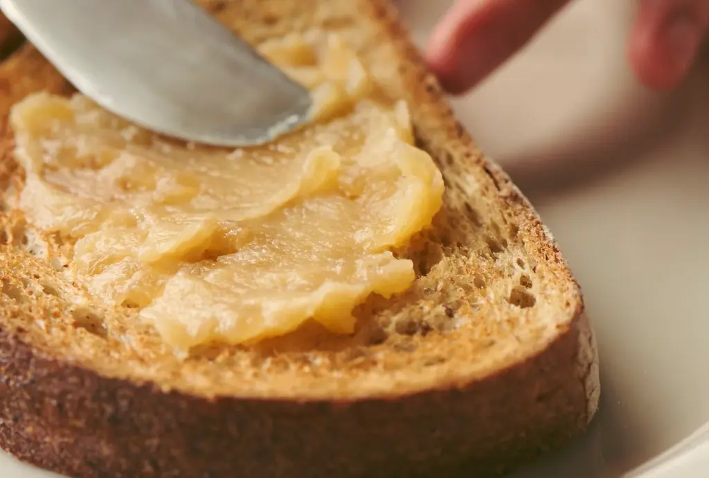 【記念商品】朝のトーストが、濃厚アップルパイ風に!?RINGO10周年の集大成「りんごバタージャム」が初登場｜特別プロジェクト「RINGO 10th ANNIVERSARY」第3弾 画像 2