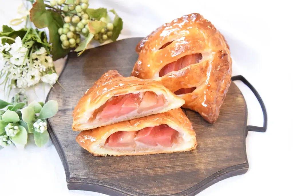 4/24発売　信州の“中まで赤い”赤果肉アップルパイ