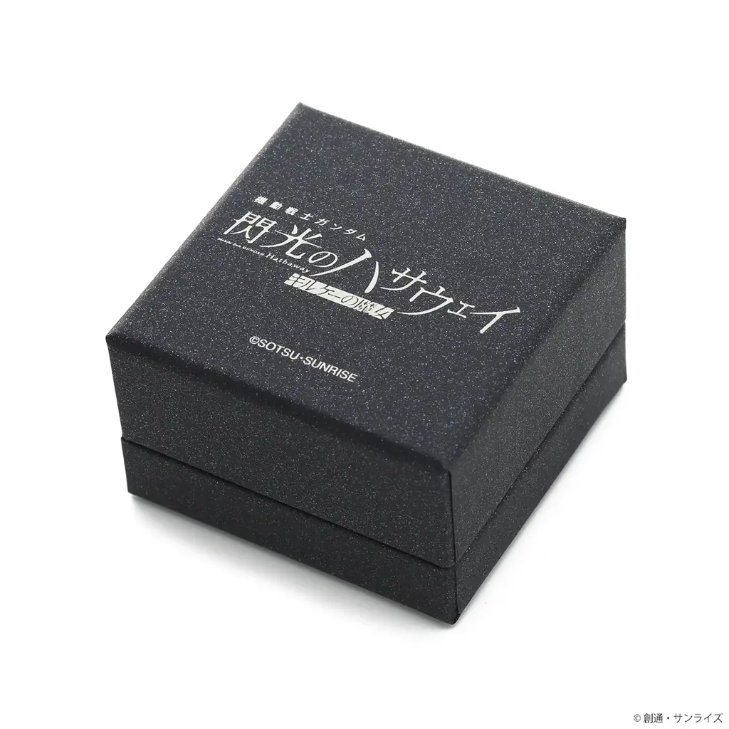 『機動戦士ガンダム 閃光のハサウェイ キルケーの魔女』とジュエリーブランド「THE KISS」とのコラボによるハサウェイとギギをモチーフにしたリングとマフティーマークをモチーフにしたネックレスが登場 画像 13