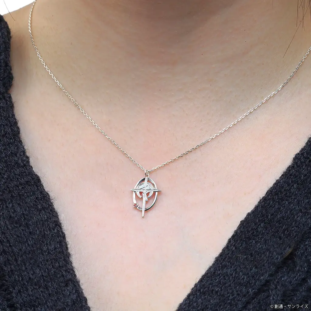 『機動戦士ガンダム 閃光のハサウェイ キルケーの魔女』とジュエリーブランド「THE KISS」とのコラボによるハサウェイとギギをモチーフにしたリングとマフティーマークをモチーフにしたネックレスが登場 画像 17