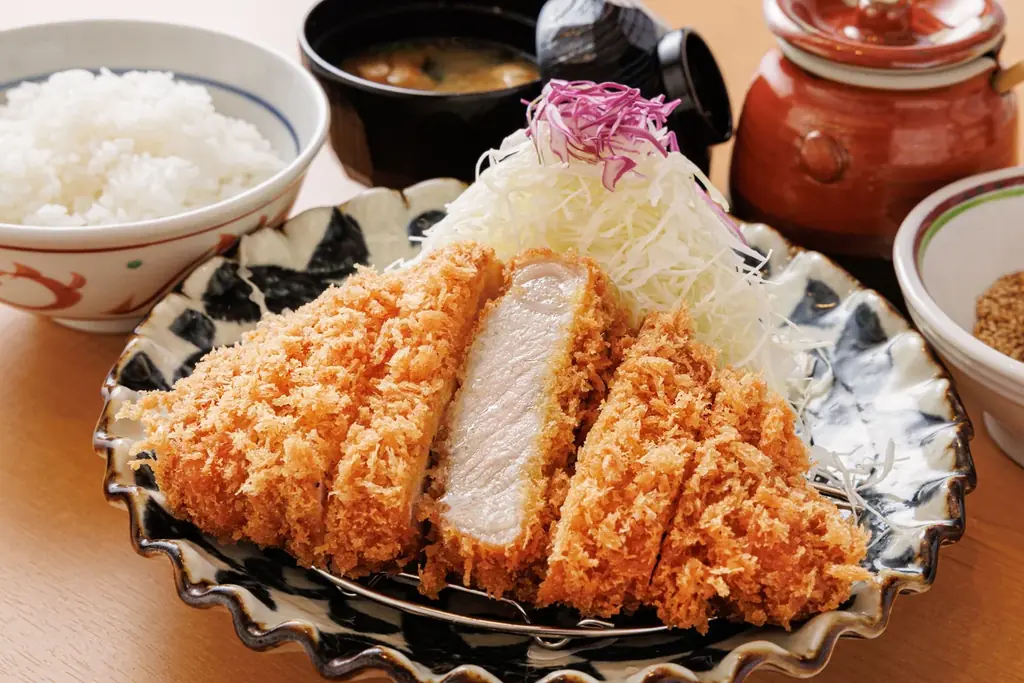 【 千葉市初 】揚げたての「熟成とんかつ」を、おかわり無限の “新潟産コシヒカリ” と共に。和歌山で90年以上愛される行列店『厚切りとんかつ よし平 東千葉店』が、4/28（火）誕生！ 画像 5
