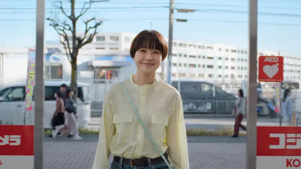 奈緒さんがコジマ店舗をステージに、笑顔きらめくハッピーオーラ全開で歌とダンスを披露！コジマ新TVCM「Big Sunny Smile踊り出しちゃう篇」　4月24日（金）よりオンエア 画像 1