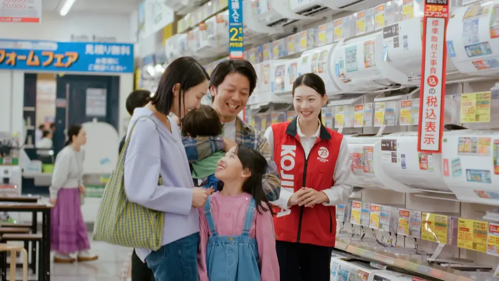 奈緒さんがコジマ店舗をステージに、笑顔きらめくハッピーオーラ全開で歌とダンスを披露！コジマ新TVCM「Big Sunny Smile踊り出しちゃう篇」　4月24日（金）よりオンエア 画像 2