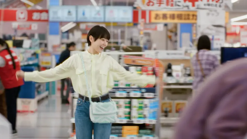 奈緒さんがコジマ店舗をステージに、笑顔きらめくハッピーオーラ全開で歌とダンスを披露！コジマ新TVCM「Big Sunny Smile踊り出しちゃう篇」　4月24日（金）よりオンエア 画像 3