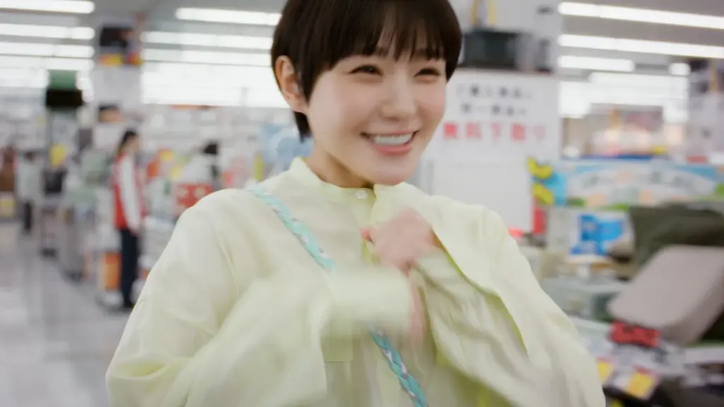 奈緒さんがコジマ店舗をステージに、笑顔きらめくハッピーオーラ全開で歌とダンスを披露！コジマ新TVCM「Big Sunny Smile踊り出しちゃう篇」　4月24日（金）よりオンエア 画像 4