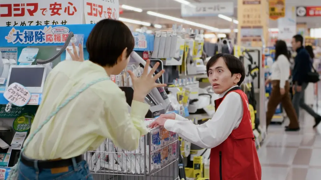 奈緒さんがコジマ店舗をステージに、笑顔きらめくハッピーオーラ全開で歌とダンスを披露！コジマ新TVCM「Big Sunny Smile踊り出しちゃう篇」　4月24日（金）よりオンエア 画像 5