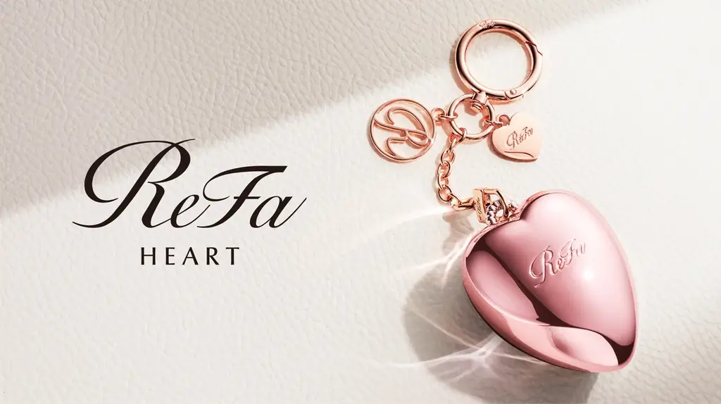 バッグで揺れる、私だけのハートのお守り。⼼も弾む⼩さなツヤメイクブラシ。「ReFa HEART BRUSH charm」2026年5月下旬Club Airaにて発売 画像 1