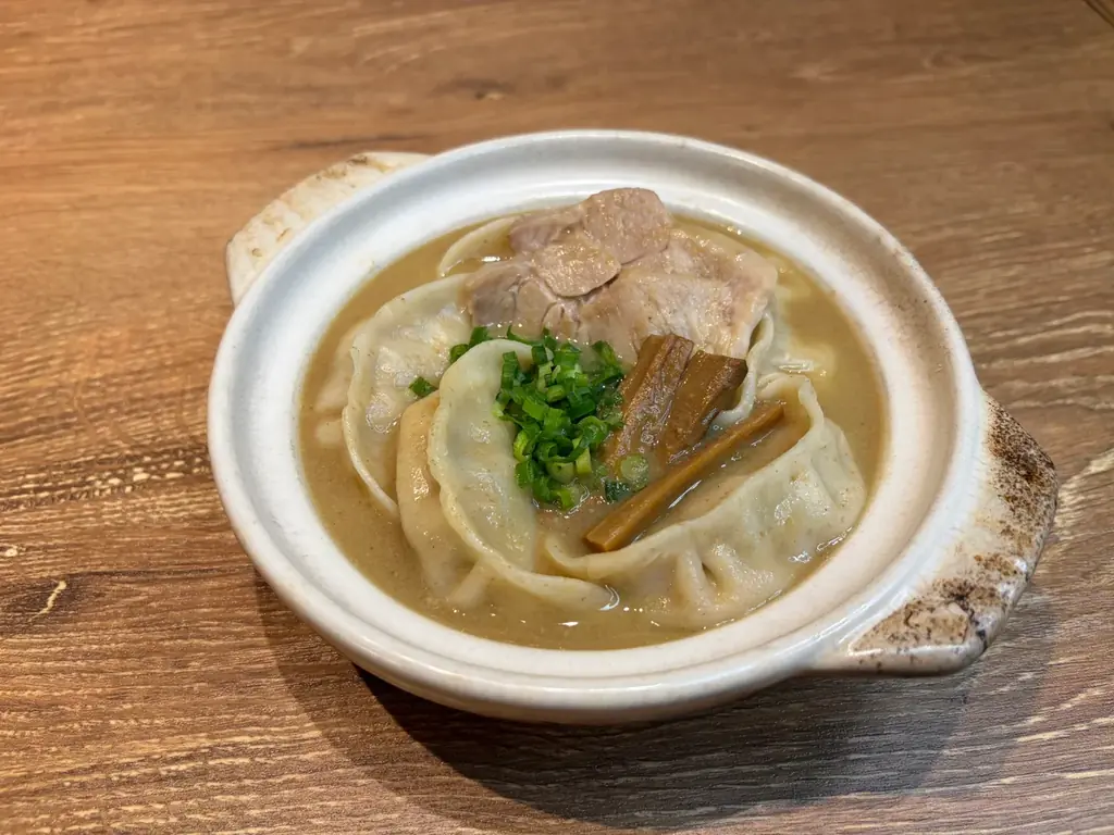 天下一品の”こってりスープ”に餃子が！肉汁餃子のダンダダン×天下一品 初のスペシャルコラボ～「こってりスープの土鍋肉汁餃子」ダンダダン15周年特別企画として数量限定販売～ 画像 2