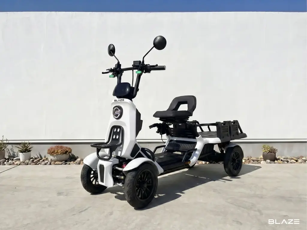 【最大約100km走行】“小さな軽トラ”4輪電動バイク『ブレイズ イーカーゴ』に専用オプション2製品が登場 画像 1