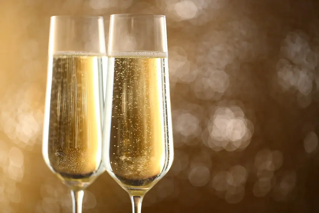 【沖縄ハーバービューホテル】開業50周年のホスピタリティとともに記念日を彩る“スワンのサプライズ”タオルアートで演出する記念日宿泊プラン登場。 画像 3