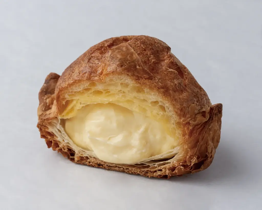 ビアードパパ史上最驚のパリパリ食感“ミルフィーユシュー”が華やかに進化！音までおいしい生地と苺の魅力が詰まった“プレミアム苺ミルフィーユシュー”が初登場 画像 3