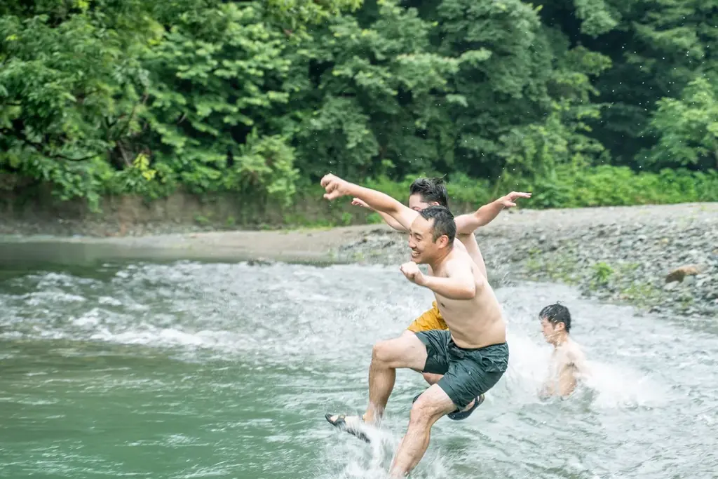 清流が目の前の絶好のロケーション。清流×サウナの最高のととのい体験「コモリバサウナフェス 2026 summer」 を開催 画像 2
