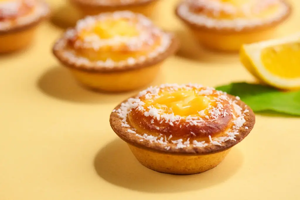 【季節限定】瀬戸内の恵みたっぷりなレモンスイーツが誕生！ココナッツで、爽やかさを底上げ！「焼きたてタルト レモンココナッツチーズ」 画像 2