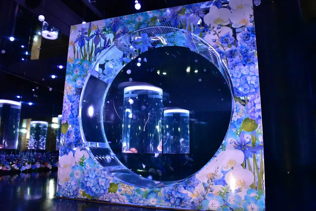 「クラゲ×花」で、生きものを新たな視点から楽しむ幻想的癒し空間へ！ 日比谷花壇、『マクセル アクアパーク品川』の空間装飾をプロデュース。 画像 4