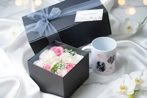 母の日ギフトに最適な新商品が登場！ソープフラワー＆写真入り名入れマグカップのギフトセットをME-Qが販売開始 画像 2