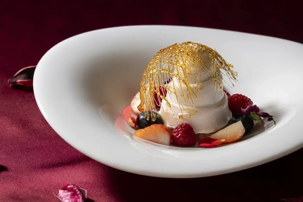 【母の日にフランベパフォーマンスのスイーツプレゼント】ディナーをご利用の女性のお客様限定でスペシャルディナースイーツをプレゼント | 沖縄・ラグナガーデンホテル 画像 2