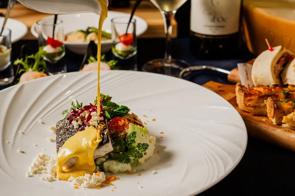 【母の日にフランベパフォーマンスのスイーツプレゼント】ディナーをご利用の女性のお客様限定でスペシャルディナースイーツをプレゼント | 沖縄・ラグナガーデンホテル 画像 4