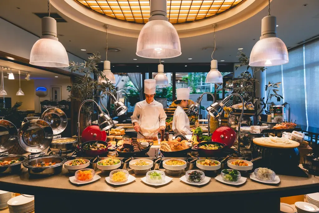 【母の日にフランベパフォーマンスのスイーツプレゼント】ディナーをご利用の女性のお客様限定でスペシャルディナースイーツをプレゼント | 沖縄・ラグナガーデンホテル 画像 7